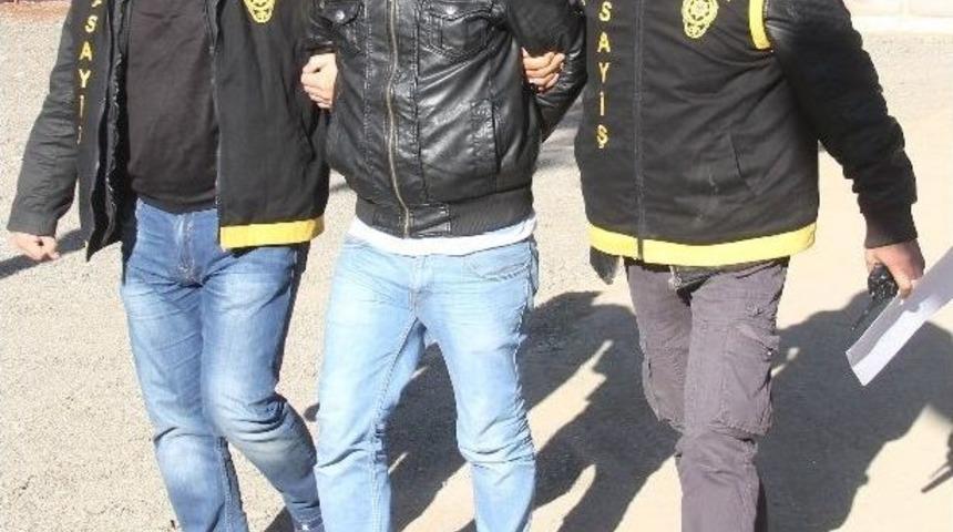 Kendini Almaya Gelen Polise Adres Tarif Edince Yakalandı