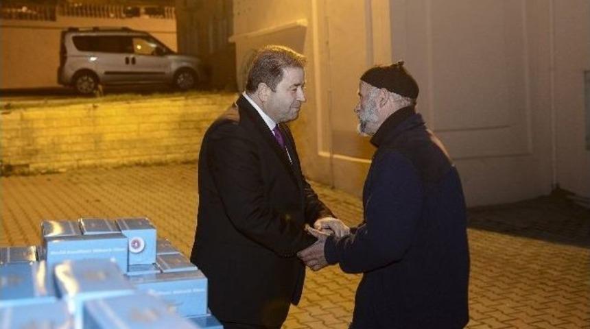 Başkan Ali Kılı&ccedil; Kandil Simidi Dağıttı