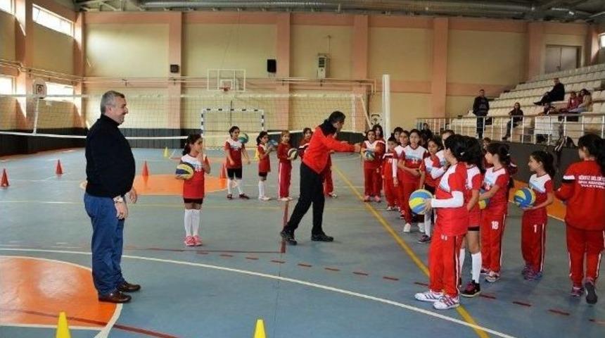 K&ouml;rfez Belediyesi Minik &Ouml;ğrencileri Sporda Buluşturuyor