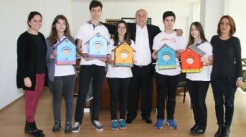 &Ouml;ğrenciler Yaptıkları Kuş Evlerini Belediyeye Teslim Etti