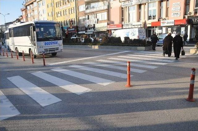 Bozüyük’te Yaya Geçidi Çizgileri Yenilendi