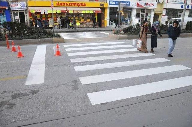 Bozüyük’te Yaya Geçidi Çizgileri Yenilendi