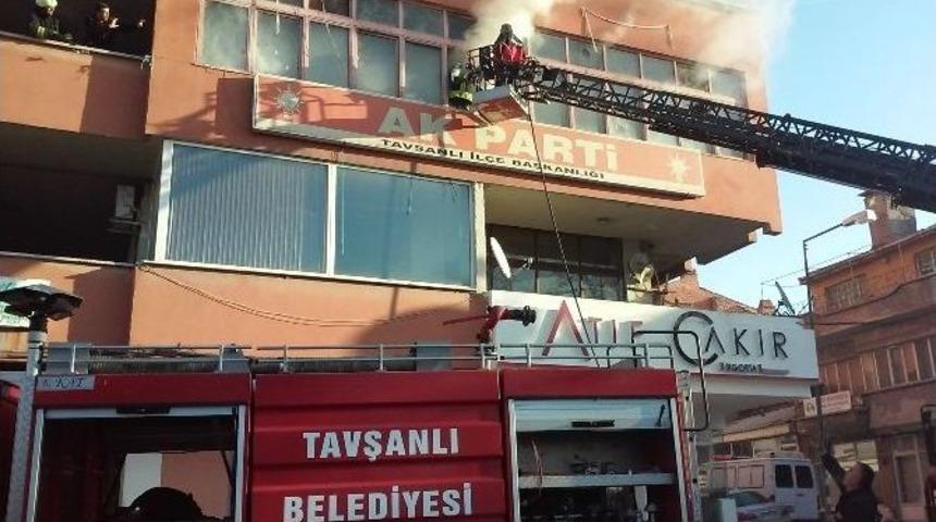 Ak Parti Tavşanlı İl&ccedil;e Binasında Yangın