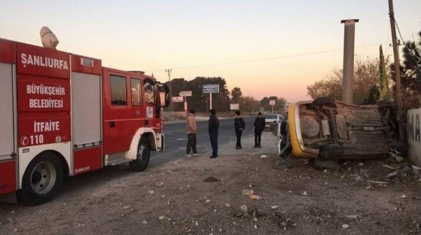 Otomobilde Sıkışan Yaralılar İtfaiye Tarafından &Ccedil;ıkartıldı