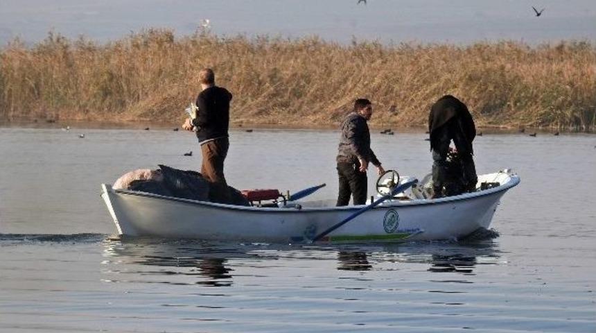 Uluabat G&ouml;l&uuml;ndeki Kuşlara Yem Bırakıldı