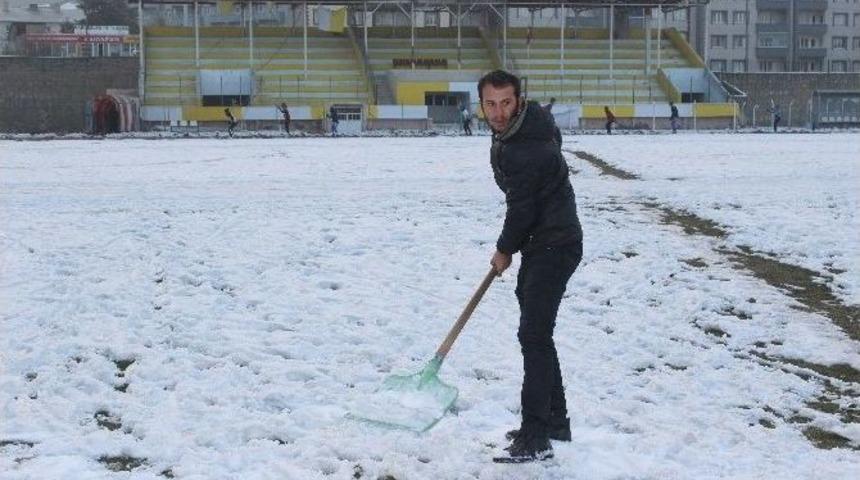 Kar Olmayınca Stadyumda Pist Oluşturdular