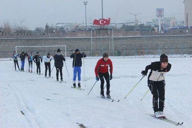 Kar Olmayınca Stadyumda Pist Oluşturdular