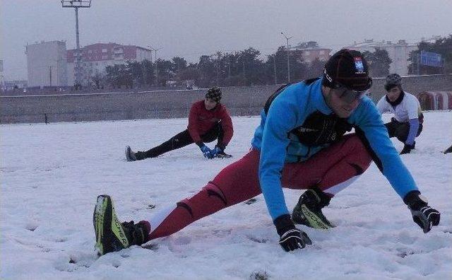 Kar Olmayınca Stadyumda Pist Oluşturdular