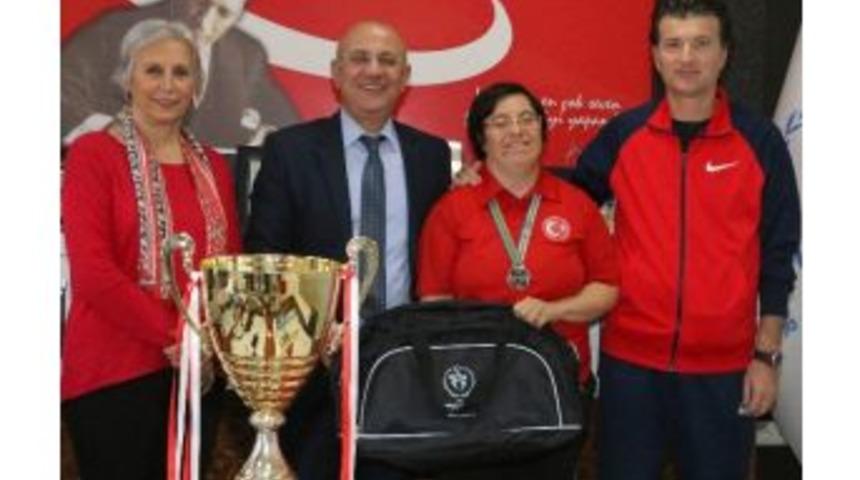 Down Sendromlu 40 Yaşındaki Benay, Masa Tenisinde D&uuml;nya İkincisi Oldu