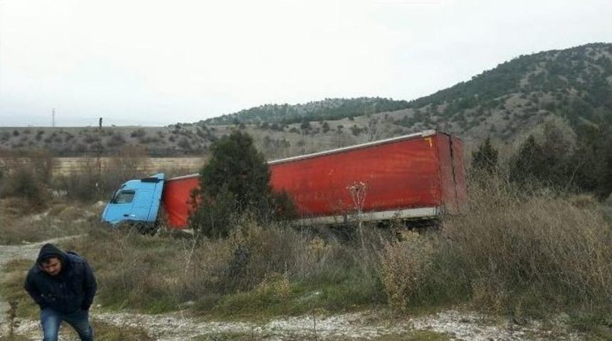 &Ccedil;orum&rsquo;da Tır Şarampole U&ccedil;tu