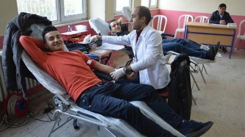 Niksar&rsquo;da &Ouml;ğretmen Ve &Ouml;ğrencilerden &Ouml;rnek Davranış