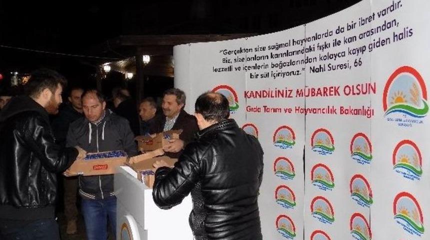 Kırklareli&rsquo;nde Mevlid Kandili&rsquo;nde Cemaate S&uuml;t İkramı