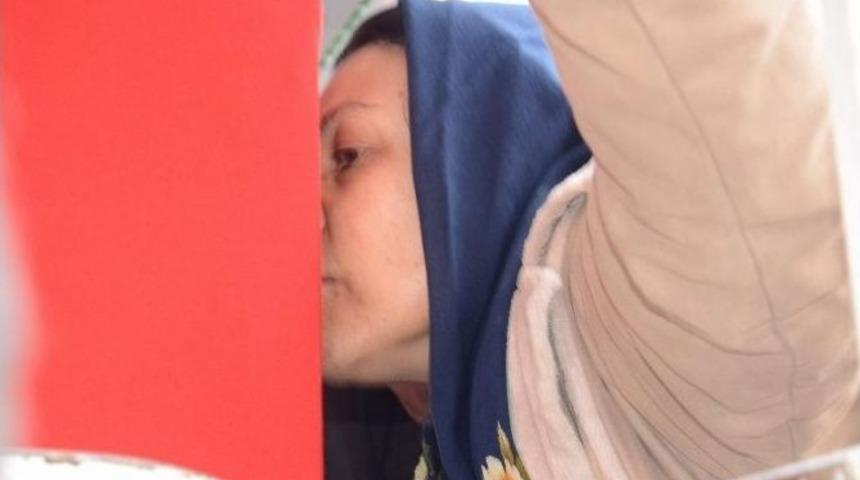 Şehit Annesi Kiraz &Uuml;naldı&rsquo;dan Oğlu G&ouml;khan&rsquo;a Son &Ouml;p&uuml;c&uuml;k