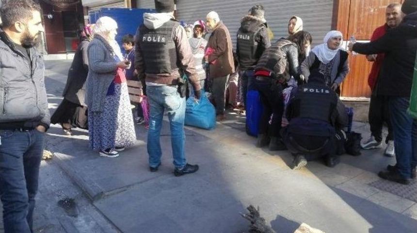 Sur&rsquo;da G&ouml;revli Polisler, Kumanyalarını G&ouml;&ccedil; Eden Vatandaşlarla Paylaştı