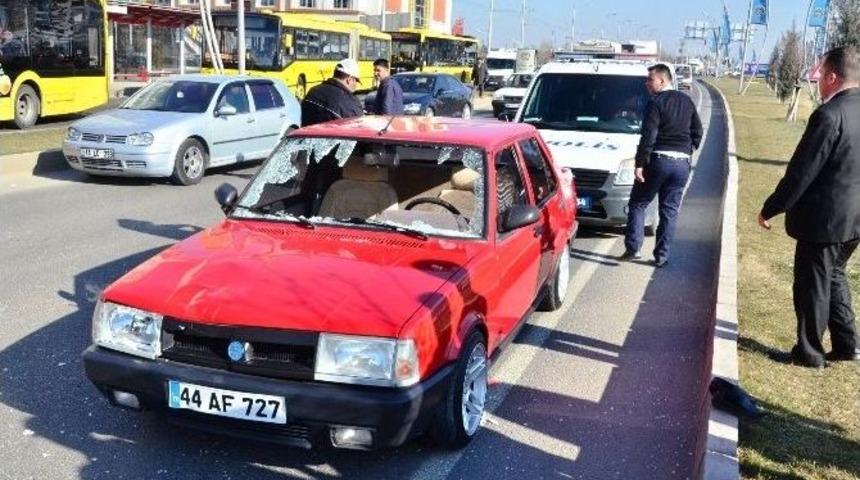 Karşıdan Karşıya Ge&ccedil;mek İsteyen Yaşlı Kadına Otomobil &Ccedil;arptı