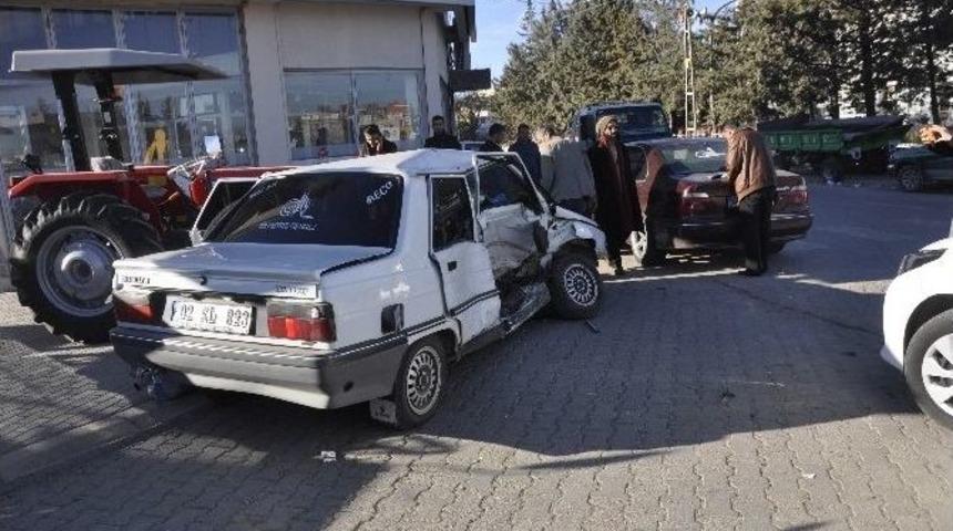 Kahta&rsquo;da İki Otomobil &Ccedil;arpıştı