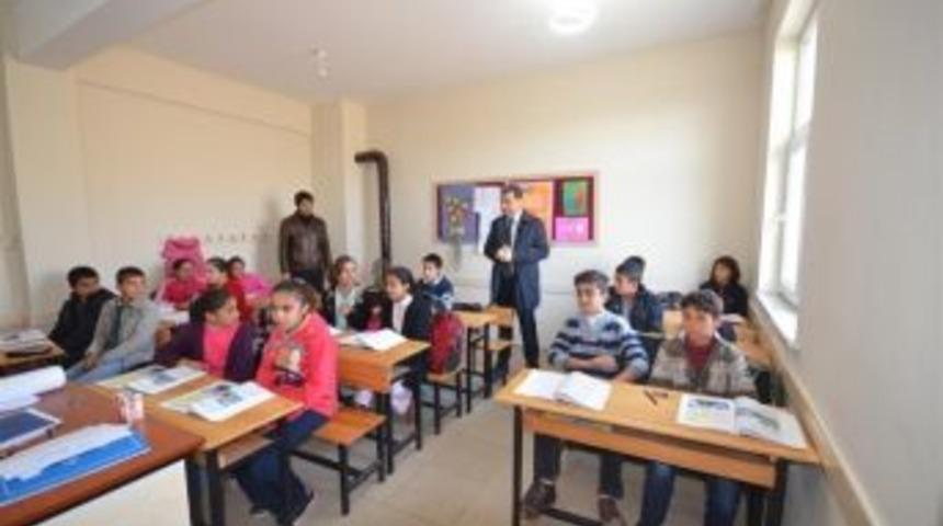 Batman Valisi, Danalı K&ouml;y&uuml; Ortaokulu&rsquo;nu Ziyaret Etti