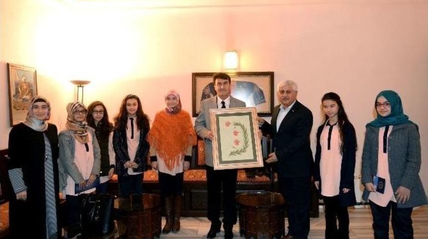 &Ouml;ğrencilerden Başkan D&uuml;ndar&rsquo;a Teşekk&uuml;r Ziyareti