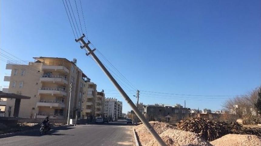 Yan Yatan Elektrik Direği Tehlikeye Davetiye &Ccedil;ıkartıyor