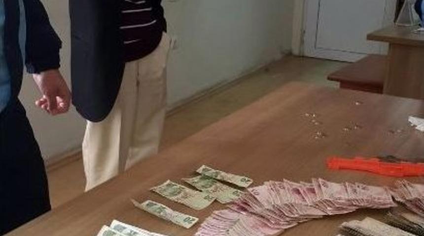 Dilencilerin &Uuml;zerinden &Ccedil;ıkan Para Şaşırttı