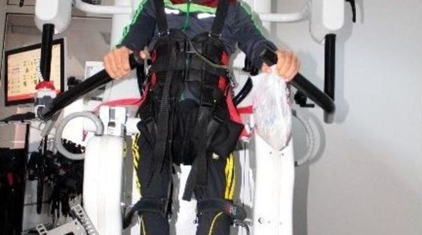 19 Yaşındaki H&uuml;seyin Y&uuml;r&uuml;me Robotuyla İlk Adımlarını Atıyor
