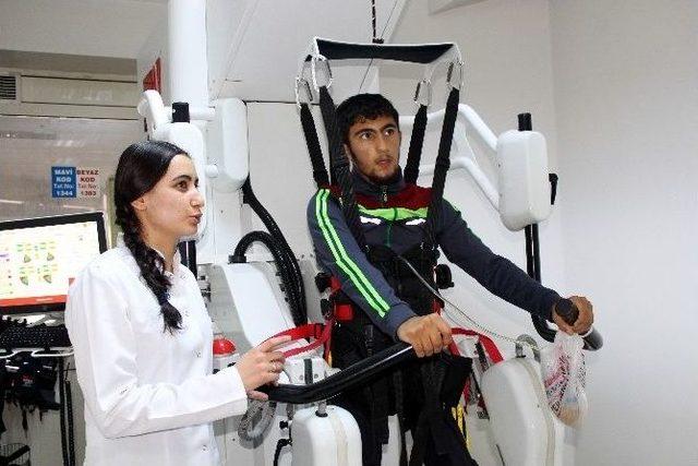 19 Yaşındaki Hüseyin Yürüme Robotuyla İlk Adımlarını Atıyor