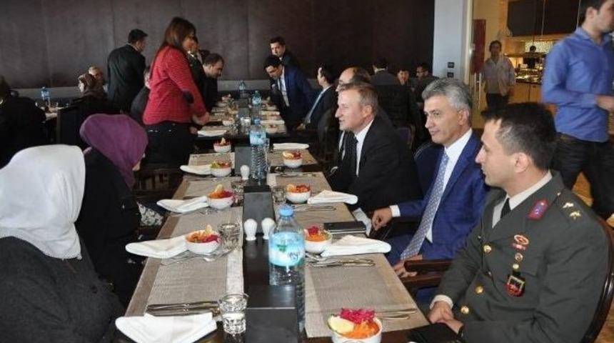 Afyonkarahisar İl Jandarma Alay Komutanlığı&rsquo;ndan Şehit Ve Gazi Aileleri Onuruna Yemek