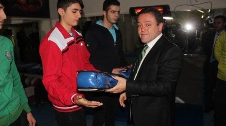 Ağrı Ghsim&rsquo;den Boks&ouml;rlere Malzeme Desteği