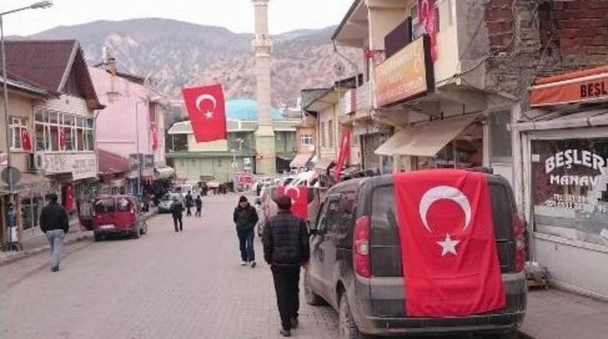 Şehit D&uuml;şen Astsubayın Baba Ocağı T&uuml;rk Bayraklarıyla Donatıldı