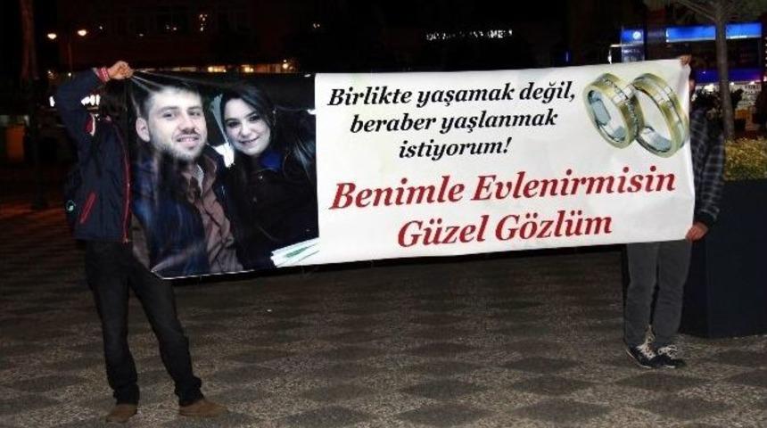 Avm &Ouml;n&uuml;nde Pankartlı S&uuml;rpriz Evlenme Teklifi