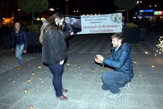 Avm Önünde Pankartlı Sürpriz Evlenme Teklifi