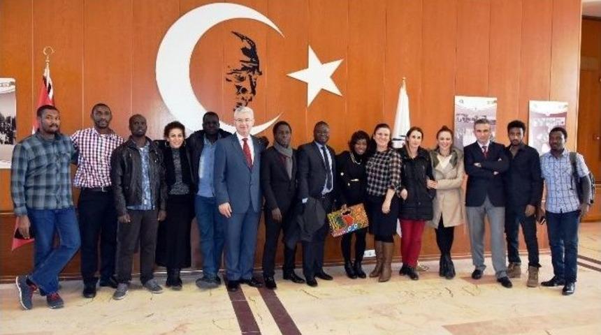 Rekt&ouml;r Akan, Uluslararası Lisans&uuml;st&uuml; &Ouml;ğrencileri Dinledi