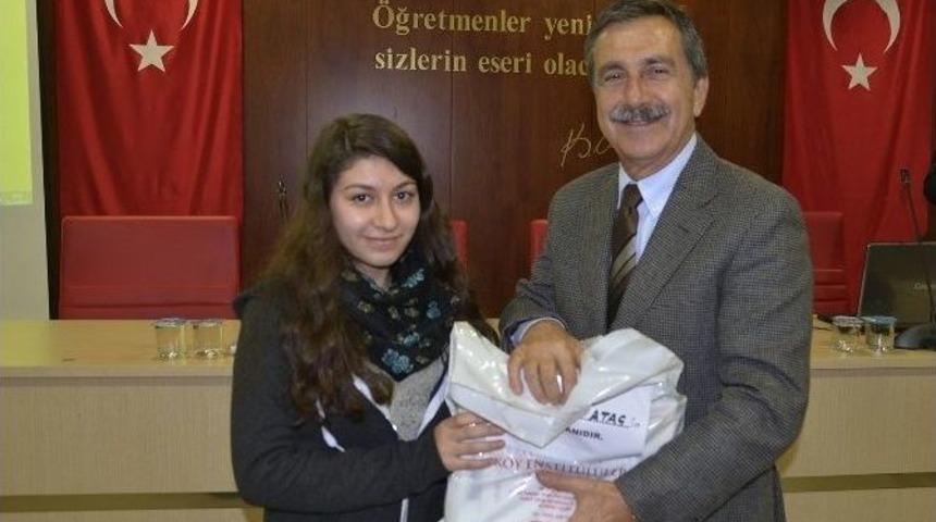 &Ouml;ğrencilere K&ouml;y Enstit&uuml;leri Kitapları Dağıtıldı