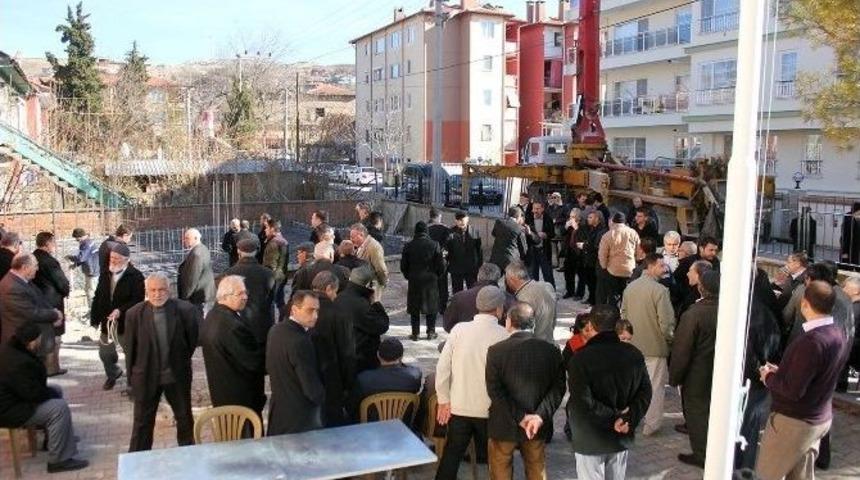 Dinar&rsquo;da Yeni Yapılacak Caminin Temeli Dualarla Atıldı