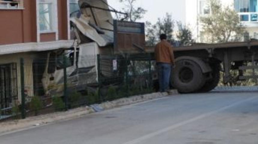 Park Halindeyken Freni Boşalan Tır Eve Çarparak Durabildi