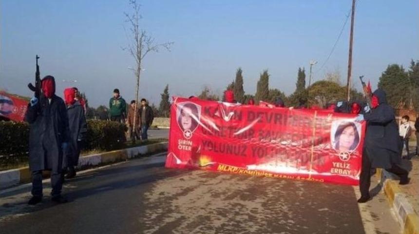 Terörist Cenazesini Ellerindeki Uzun Namlulu Silahlarla Böyle Beklediler