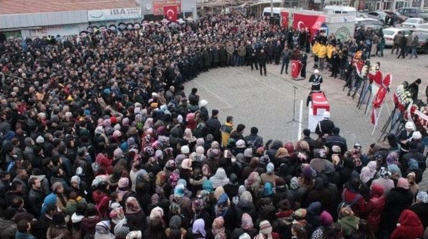 Şehit Ünaldı’yı Köyünde Son Yolculuğuna Binlerce Kişi Uğurladı