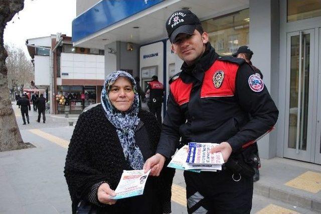 Polis Atm’lere Broşür Astı