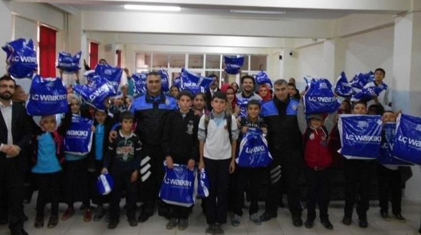 Polisler, İhtiya&ccedil; Sahibi 861 &Ouml;ğrenciye Kışlık Kıyafet Dağıttı.