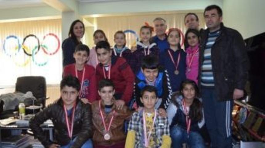 Oryantiring Sporcuları M&uuml;d&uuml;r Bağcı&rsquo;yı Ziyaret Etti