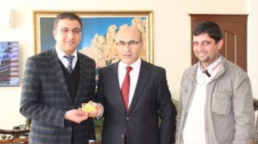 Gazeteci &Ouml;mer Karakuş Sarı Basın Kartı Sahibi Oldu