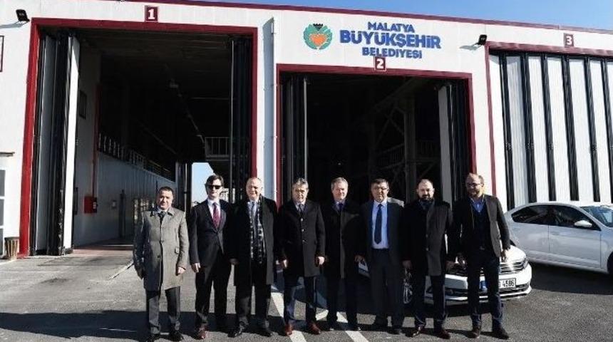 Manisa B&uuml;y&uuml;kşehir Belediye Başkanı Erg&uuml;n, Tramb&uuml;s&uuml; İnceledi