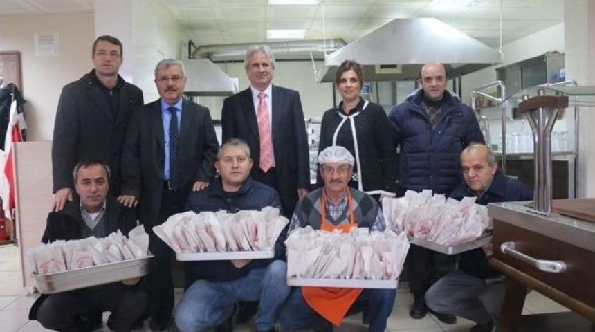 İl &Ouml;zel İdaresi Personeline Lokma Dağıtıldı