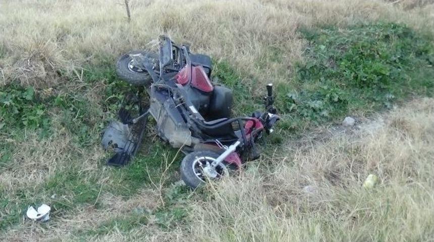 Otomobil, Elektrikli Bisiklete &Ccedil;arptı: 4 Yaralı