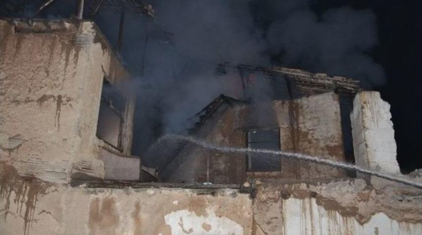 Metruk Evde &Ccedil;ıkan Yangın Korkuttu