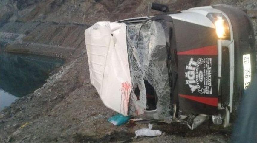 &Ouml;ğrenci Servisi Devrildi: 9 Yaralı