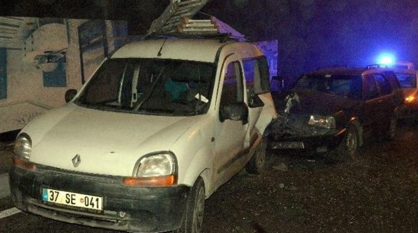 Ambulansa Yol Vermek İsteyen Ara&ccedil;, Park Halindeki Araca &Ccedil;arptı