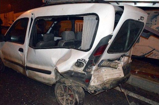 Ambulansa Yol Vermek İsteyen Araç, Park Halindeki Araca Çarptı