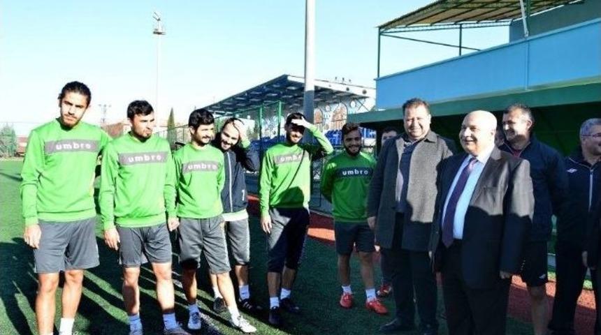 Rekt&ouml;r G&ouml;n&uuml;ll&uuml;, Adıyaman 1954&rsquo;&uuml;n Antrenmanını İzledi