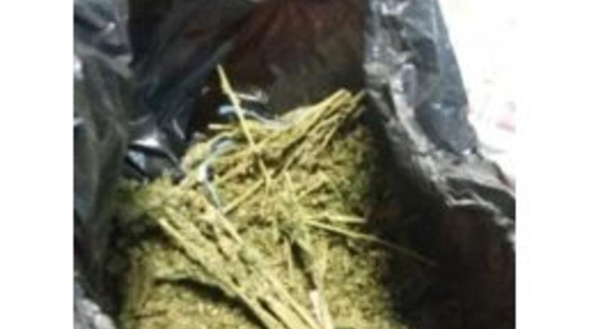 İki Kişilik Esrar Partisine Polis Baskını